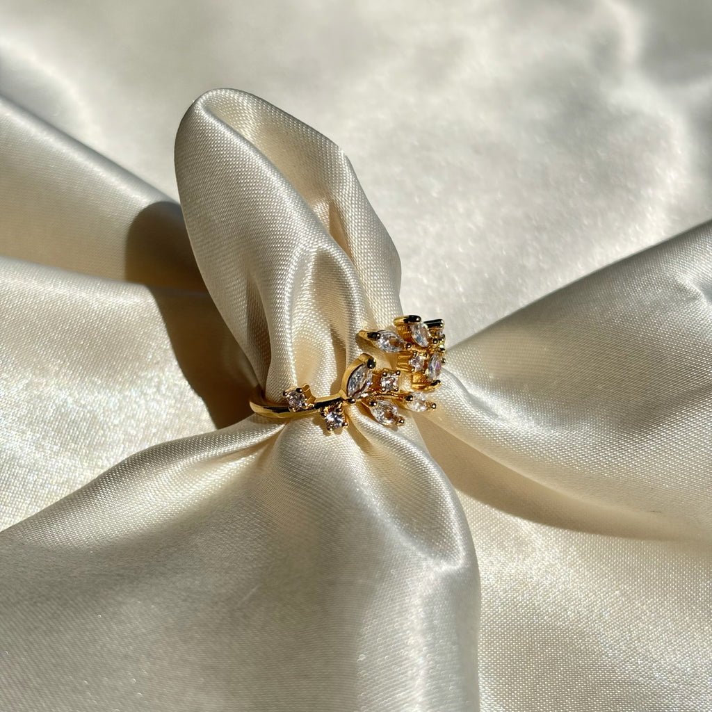 Gold ivy ring