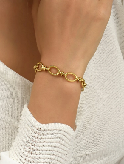 Linked charm bracelet