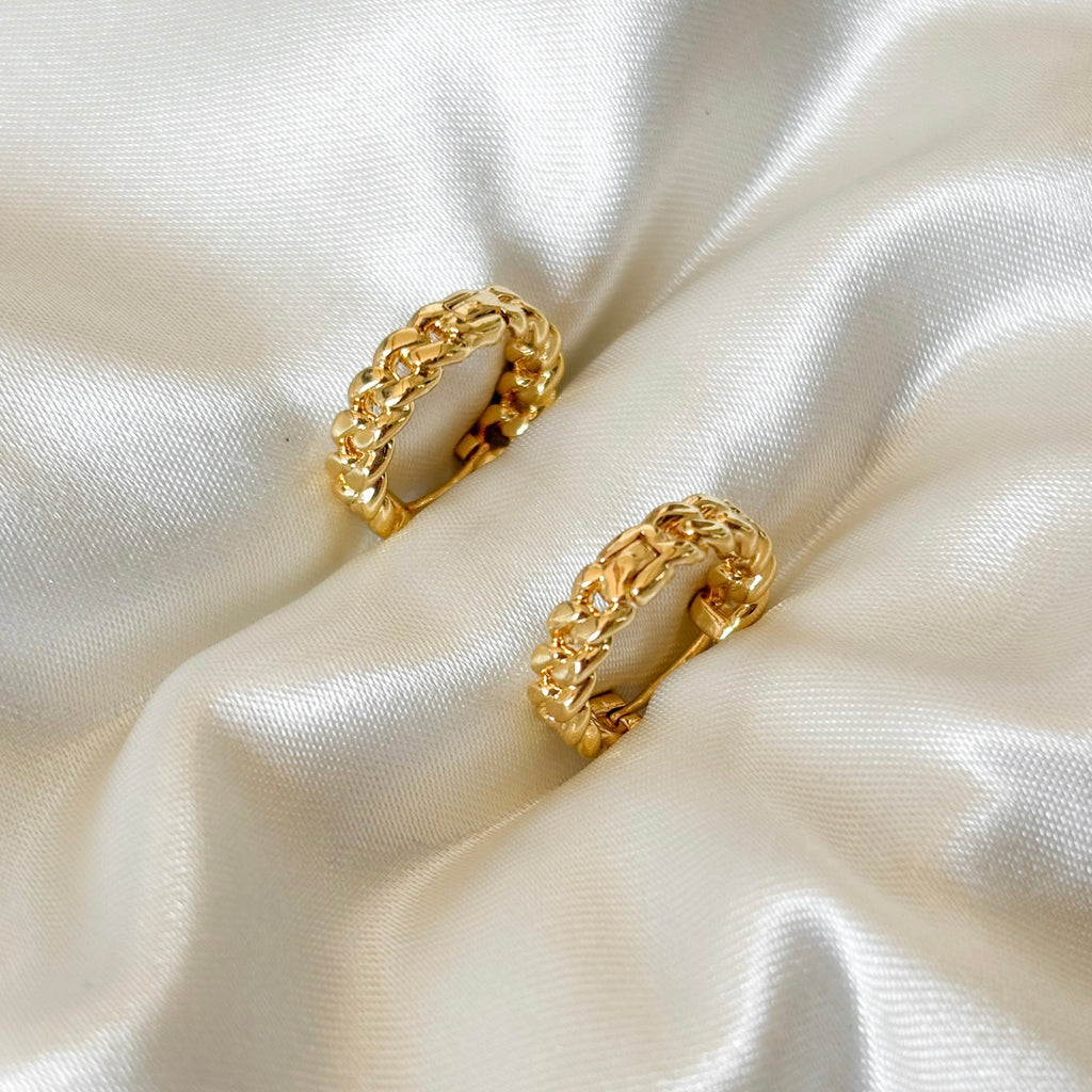 Tiny chain hoops