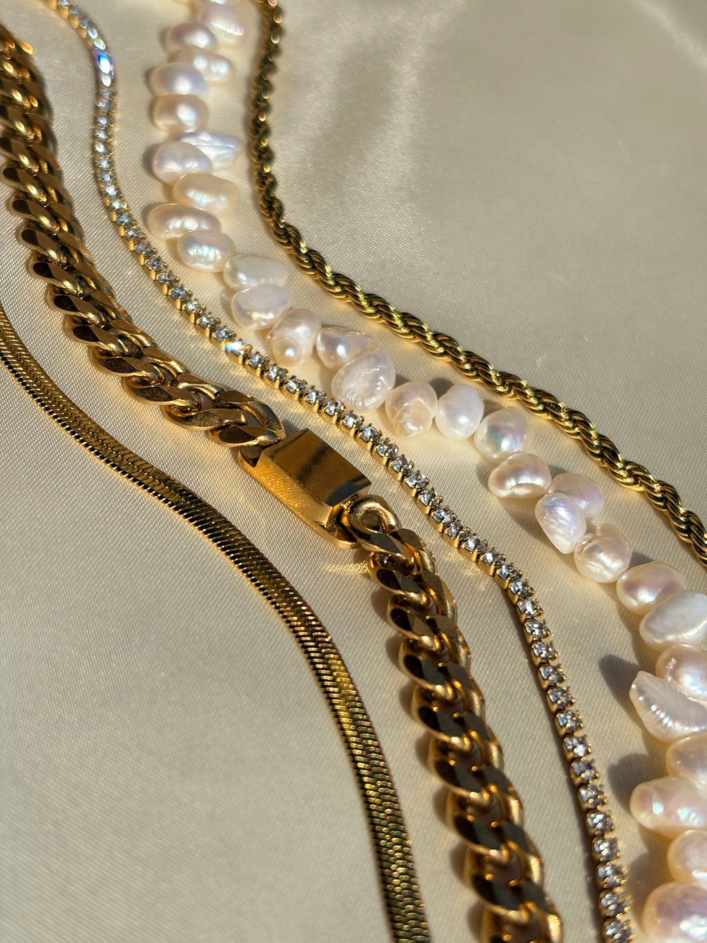 Zirconia choker
